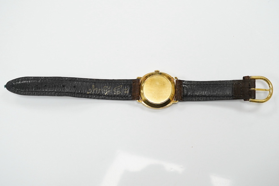 A gentleman's 18k gold Universal Unisonic quartz wrist watch, with baton numerals, case diameter 33mm, on an associated strap. Condition - poor to fair